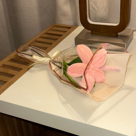 Pink lily Flower Bouquet - Picture 3 of 4